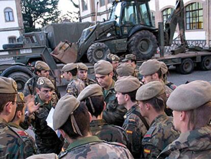 Miembros del regimiento de ingenieros número 11 de Salamanca, antes de partir ayer hacia Rota, donde embarcarán con destino al golfo Pérsico.