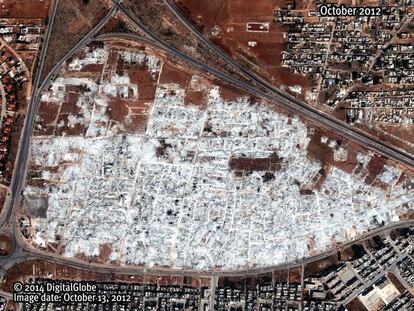 Esta imagem de satélite do dia 13 de outubro de 2012 mostra a completa destruição da zona de edifícios residenciais do bairro Masha el Arbeen, em Hama. O Governo sírio afirma que as demolições são para eliminar os edifícios construídos ilegalmente, embora a HRW afirme que são para "castigar" os bairros que apoiam os opositores.