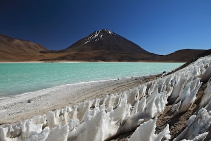 Aunque en suelo boliviano, lo habitual es acceder al salar de Uyuni desde el pueblo chileno de San Pedro de Atacama. El recorrido desde allí permite al viajero conocer otros parajes de gran belleza del sur de Bolivia como la Reserva Nacional Eduardo Avaroa, donde se ubica la Laguna Verde, a los pies del volcán Licancabur (5.800 metros).