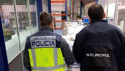 Policía y Europol, en una operación contra el pirateo de contenidos audiovisuales con un decodificador.