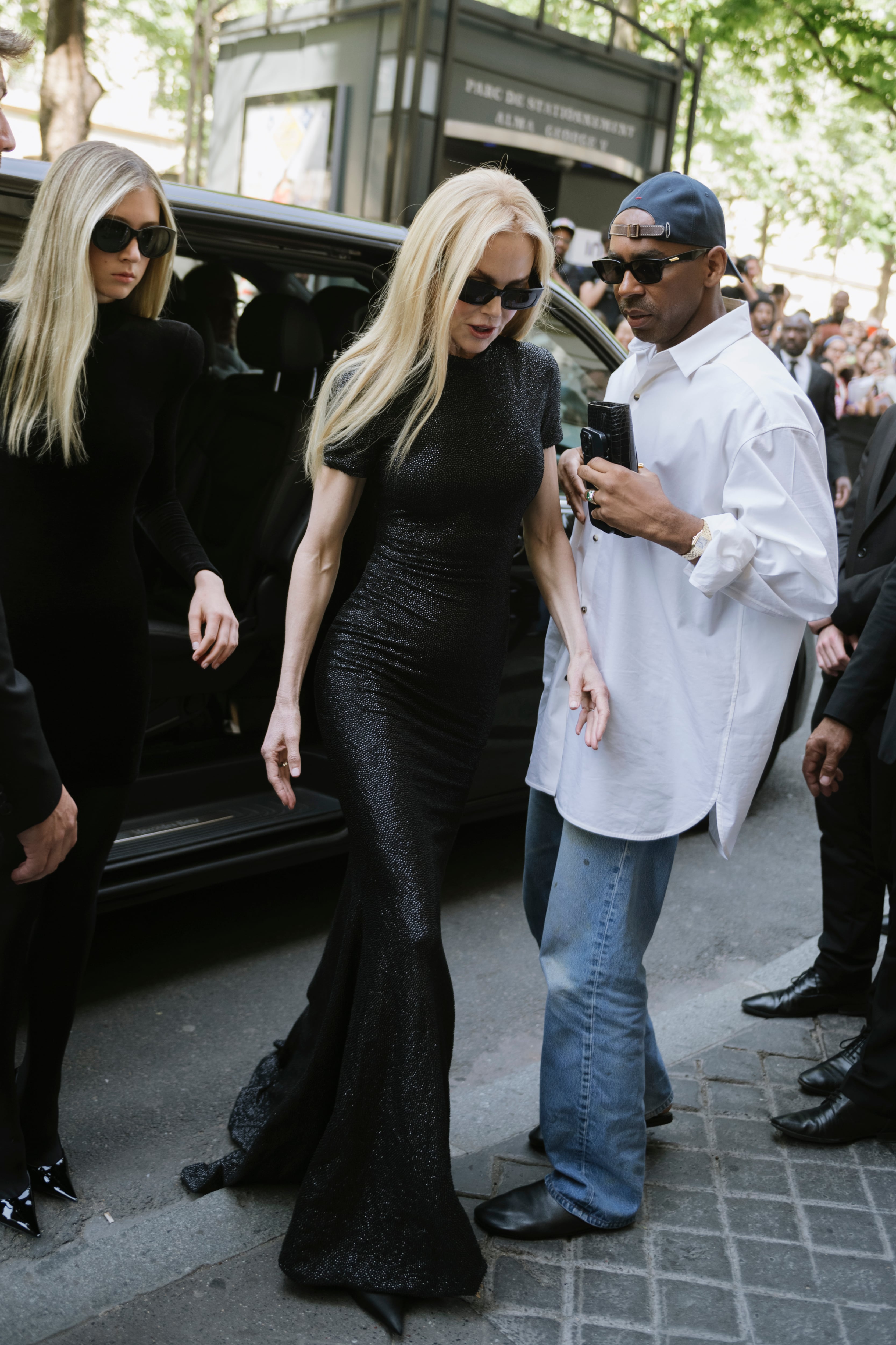 ¿Nueva promesa de la moda u otra ‘nepo baby’? Así es Sunday Rose, la hija mayor de Nicole Kidman y Keith Urban 2 Sunday Rose Kidman Urban y Nicole Kidman asisten a un desfile de Balenciaga en la Semana de la Alta Costura de París, el 26 de junio de 2024.