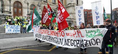 Manifestación convocada por los sindicatos este jueves contra la reorganización de la policía municipal de Bilbao.