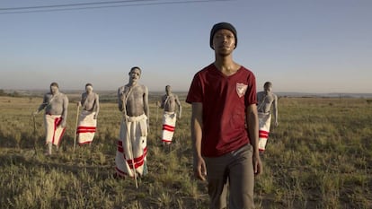 Fotograma de &#039;The Wound&#039;, con su actor protagonista, Nakhane Tour&eacute;, con camiseta.