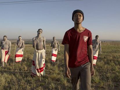 Fotograma de &#039;The Wound&#039;, con su actor protagonista, Nakhane Tour&eacute;, con camiseta.