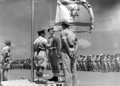 Un militar israelí eleva una bandera nacional por primera vez desde la proclamación del Estado de Israel, el 14 de mayo de 1948, en una fotografía publicada el 8 de junio de aquel año.