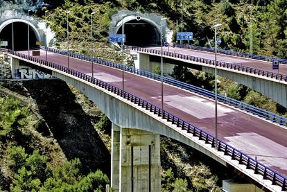 La autovía central a su paso por el Barranc de la Batalla.