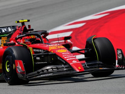 Carlos Sainz durante los primeros entrenamientos libres del GP de España, en Montmeló este viernes.