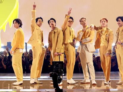 De izquierda a derecha, Jimin, J-Hope, Jin, Jungkook, RM, Suga y V, miembros de BTS, durante su actuación en la gala de los American Music Awards en noviembre de 2021 en Los Ángeles.