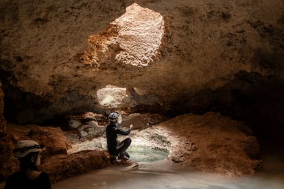 Una perforación hecha para el viaducto elevado del Tren Maya, vista desde dentro del sistema de cuevas Aktun T’uyul, en Playa del Carmen.