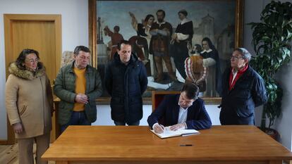 El presidente regional, Alfonso Fernández Mañueco, en una visita al municipio vallisoletano de Villalar de los Comuneros, donde ha firmado en el libro de honor en la conmemoración del Día de Castilla y León.