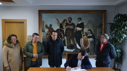 El presidente regional, Alfonso Fernández Mañueco, en una visita al municipio vallisoletano de Villalar de los Comuneros, donde ha firmado en el libro de honor en la conmemoración del Día de Castilla y León.