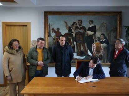 El presidente regional, Alfonso Fernández Mañueco, en una visita al municipio vallisoletano de Villalar de los Comuneros, donde ha firmado en el libro de honor en la conmemoración del Día de Castilla y León.