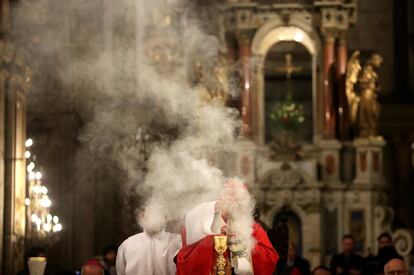 El arzobispo de Santiago, Ricardo Ezzati, durante un servicio religioso en la catedral de Santiago (Chile).