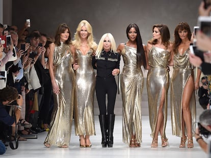 Carla Bruni, Claudia Schiffer, Naomi Campbell, Cindy Crawford, Helena Christensen y Donatella Versace caminan por la pasarela en el show de Versace durante la Semana de la Moda de Milán primavera/verano 2018.