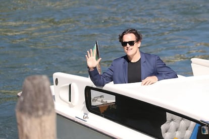 El actor Matt Dillon llega en barco al festival de Venecia, el 1 de septiembre de 2021.