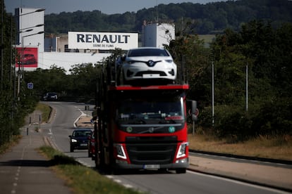 Un camión transporta vehículos eléctricos fabricados en la planta francesa de Renault en Flins.