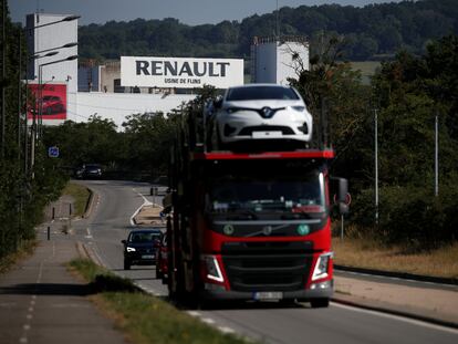 Un camión transporta vehículos eléctricos fabricados en la planta francesa de Renault en Flins.