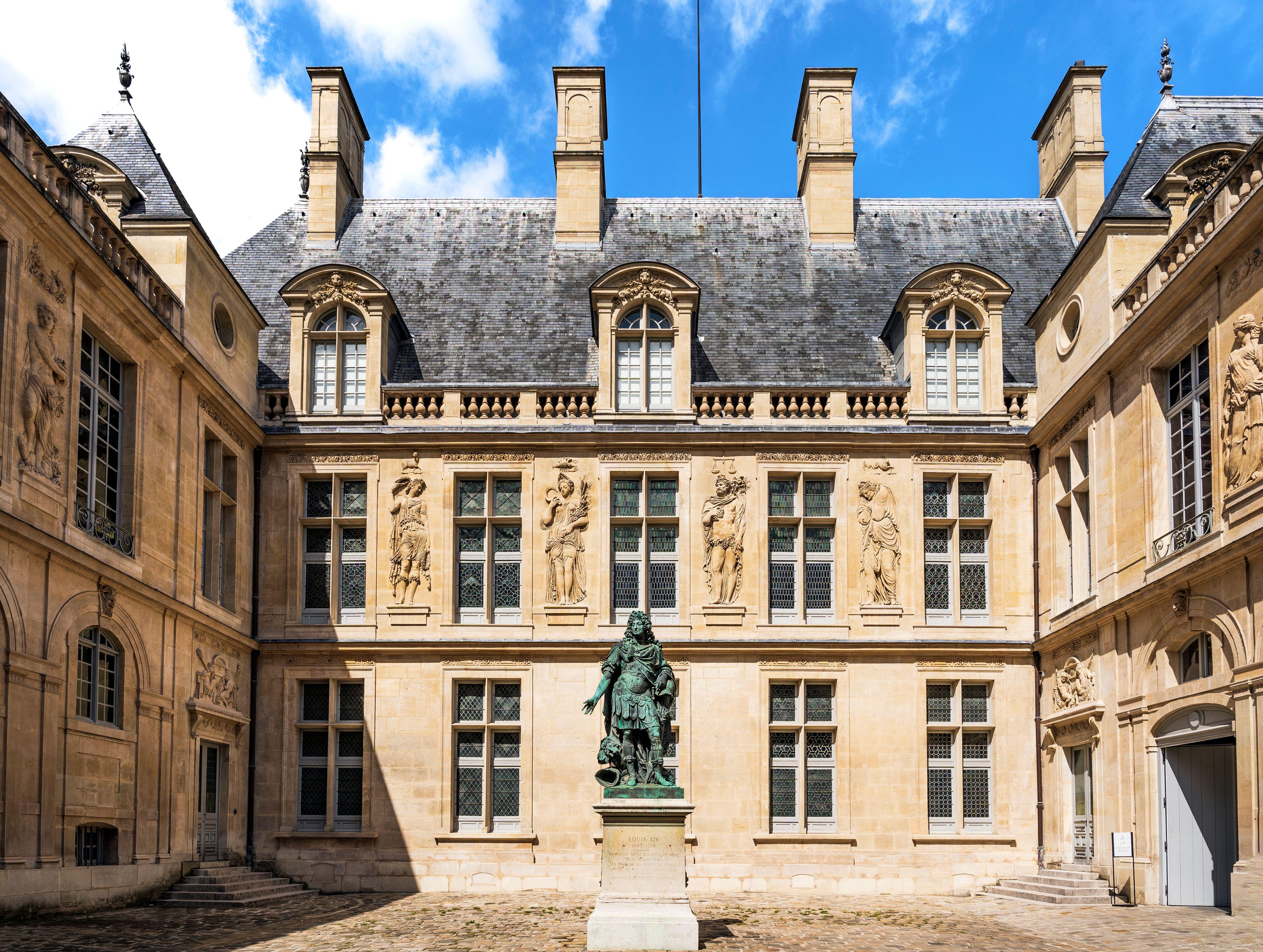 Patio del Hôtel Carnavalet, donde se encuentra el museo homónimo dedicado a la historia de París.