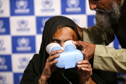 Una afgana se somete a un chequeo en un campamento de refugiados y centro de repatriación de ACNUR en Nowshera (Pakistán), este lunes, un día antes de que expire el plazo que fijó Islamabad para que casi dos millones de afganos regresen a su país.