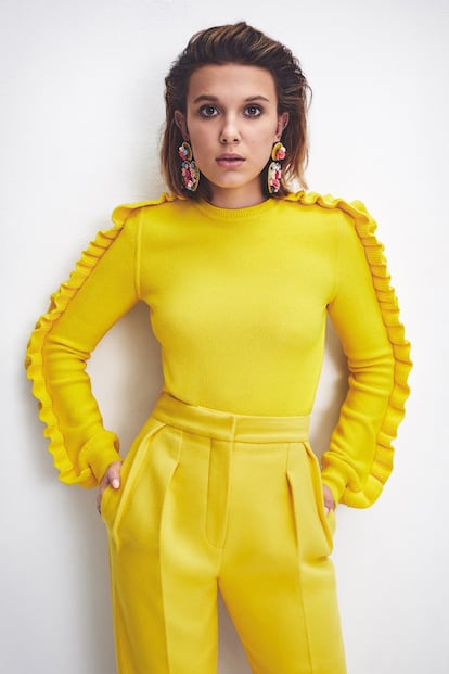 Millie Bobby Brown viste ‘total look’ de MAX MARA y pendientes de AMEN.