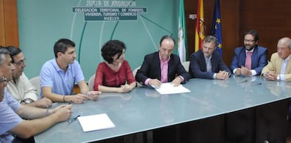 Rafael Rodríguez, en el centro, durante la firma del acuerdo del sector de la hostelería en Huelva.