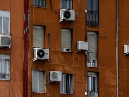 Vista exterior de varios aparatos de aire acondicionado, en un bloque de viviendas en Madrid.