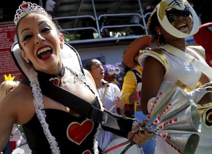 Integrantes de um grupo no carnaval carioca.