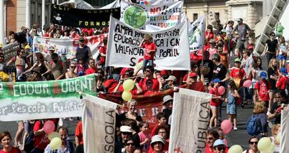 Miles de asistentes llenaron el paseo de la Alameda convocados por Escola Valenciana en defensa de la lengua.