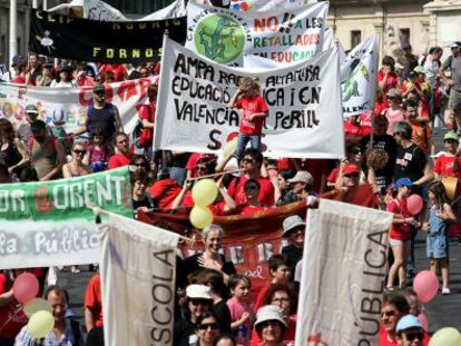 Miles de asistentes llenaron el paseo de la Alameda convocados por Escola Valenciana en defensa de la lengua.