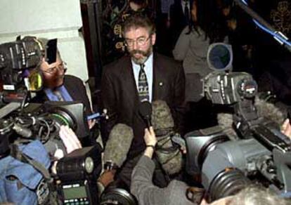 El líder del Sinn Fein, Gerry Adams, rodeado por la prensa antes de entrar a una recepción en Londres.