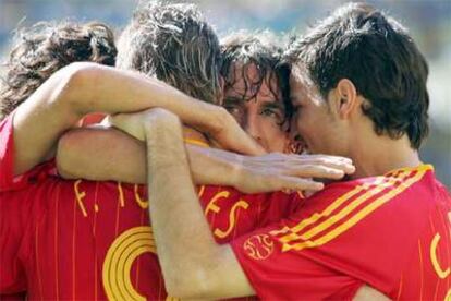 Raúl, Puyol y Cesc se abrazan a Torres tras su gol, el cuarto de España