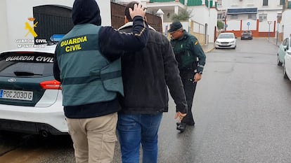 Uno de los jóvenes detenidos por grabar y difundir imágenes íntimas de sus amigas en Sevilla. / GUARDIA CIVIL