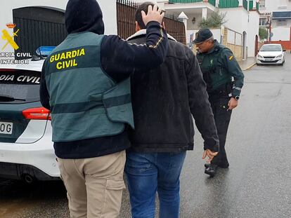 Uno de los jóvenes detenidos por grabar y difundir imágenes íntimas de sus amigas en Sevilla. / GUARDIA CIVIL