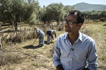 Chaker Sleymi, en primer plano, lanzó una iniciativa para cultivar y destilar plantas aromáticas y medicinales en Huamdia (Túnez). Con este proyecto está generando empleo para mujeres de la comunidad local en situación de vulnerabilidad.