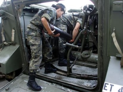 Una militar, durante unas maniobras.