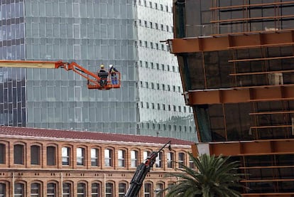 Unos obreros, en la construcción de un edificio del 22@.