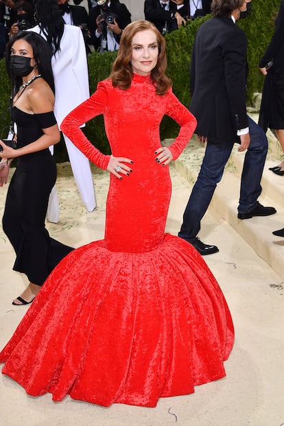 Isabelle Huppert, muy elegante con este vestido rojo de Balenciaga.