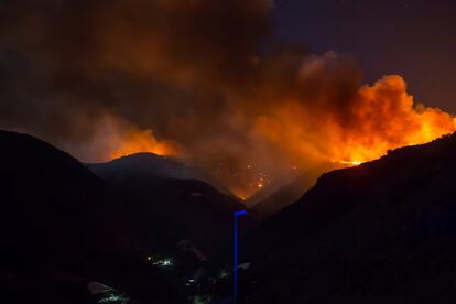 Las llamas y el humo de un incendio forestal se ven desde el pueblo de Ingenio, en Gran Canaria (España). El fuego ha arrasado 1.500 hectáreas desde el sábado y ha obligado a evacuar a más de mil personas.