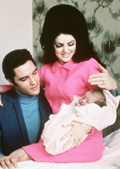 Elvis y Priscilla Presley en el hospital con su hija, Lisa Marie, en Memphis (Tennessee) el 5 de febrero de 1968.