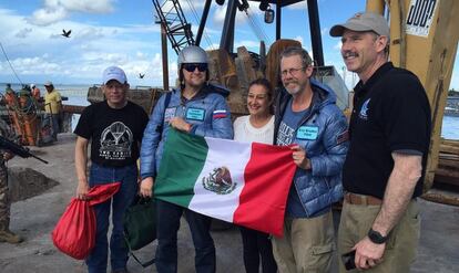 Los tripulantes del globo TwoEagles posan a su llegada a México.