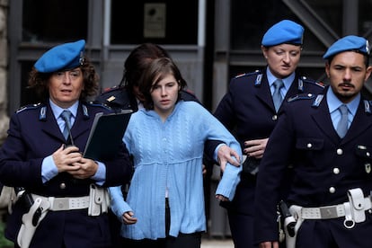 Amanda Knox camina escoltada por la policía italiana en una imagen de 2010.