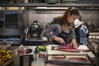 Lucía Freitas in the kitchen of A Tafona, in Santiago.