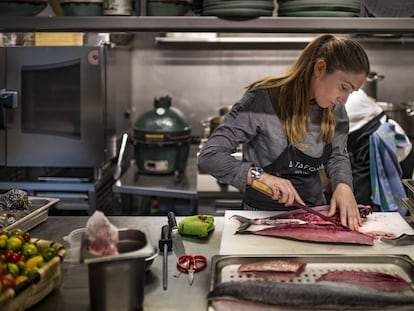 Lucía Freitas in the kitchen of A Tafona, in Santiago.