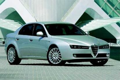 Evolución estética. El Alfa Romeo 159 muestra un formato más robusto. Los tiradores de las puertas traseras vuelven a su emplazamiento convencional.