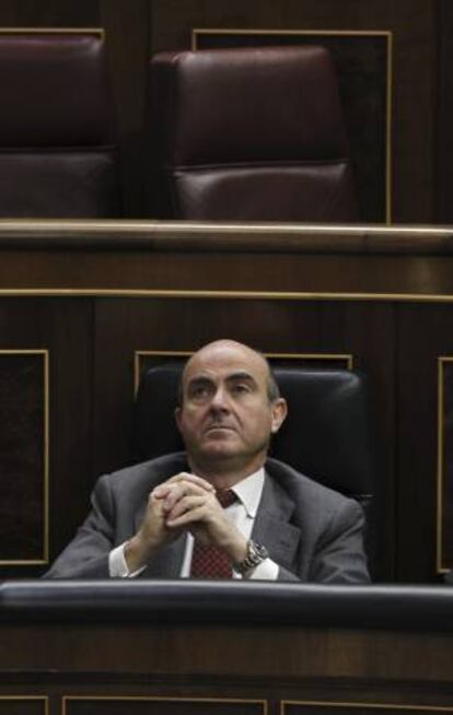 El ministro de Economía, Luís de Guindos, sentado en su escaño durante la sesión de control al Gobierno celebrada hoy en el Congreso de los Diputados y donde se ha debatido sobre las últimas medidas adoptadas por el ejecutivo para reducir el déficit.