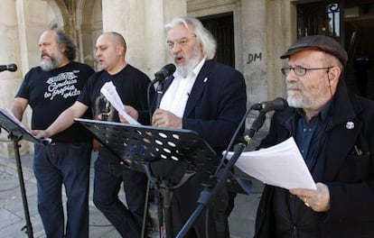 Los poetas, de izquierda a derecha,  Fidel Zapico, V&iacute;ctor D&iacute;ez, Guillermo Ferrandiz y Karlotti 