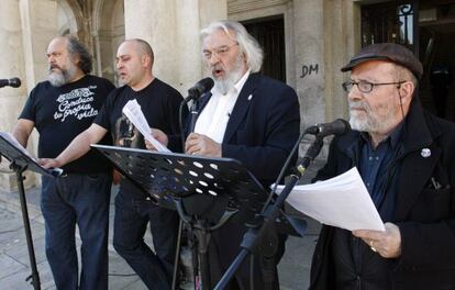 Los poetas, de izquierda a derecha, Fidel Zapico, Víctor Díez, Guillermo Ferrandiz y Karlotti