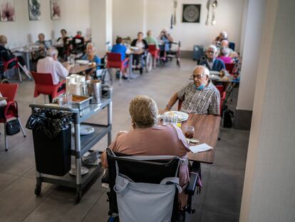 Residentes durante la comida, este miércoles en el centro de mayores Casablanca Villaverde, en Madrid.