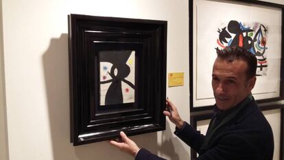David Cervelló con la obra de Miró 'Femme aux 3 cheveuz' de 1976 y 320.000 euros.