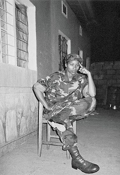 China Keitetsi, a los 18 años, en uniforme de campaña en Kampala